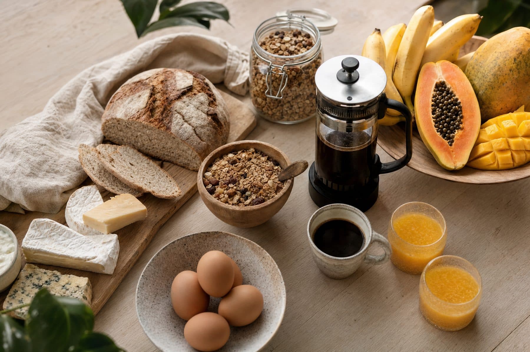 Imagem ilustrativa: café da manhã com frutas, pães, queijos e café